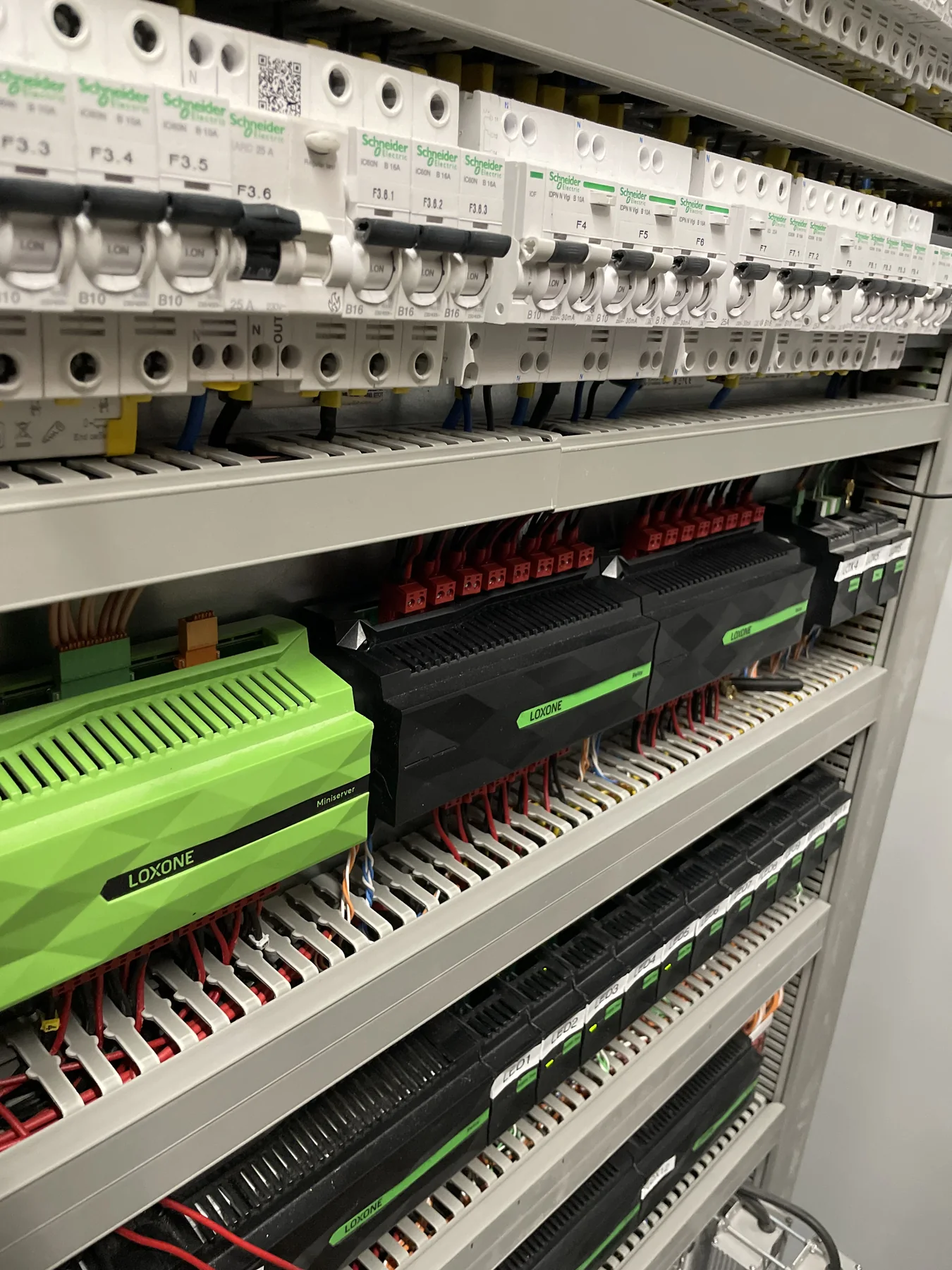 Professionell aufgebauter Systemschrank für ein begleitetes Selbstbauprojekt